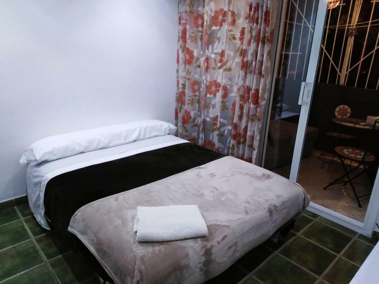 Private Rooms - Airport Sant Boi de Llobregat Luaran gambar